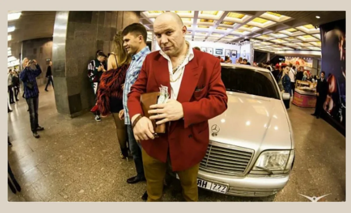 Малиновый пиджак 90-х бандит