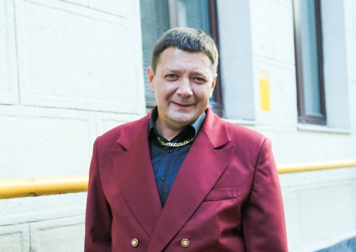 Ян Цапник в малиновом пиджаке