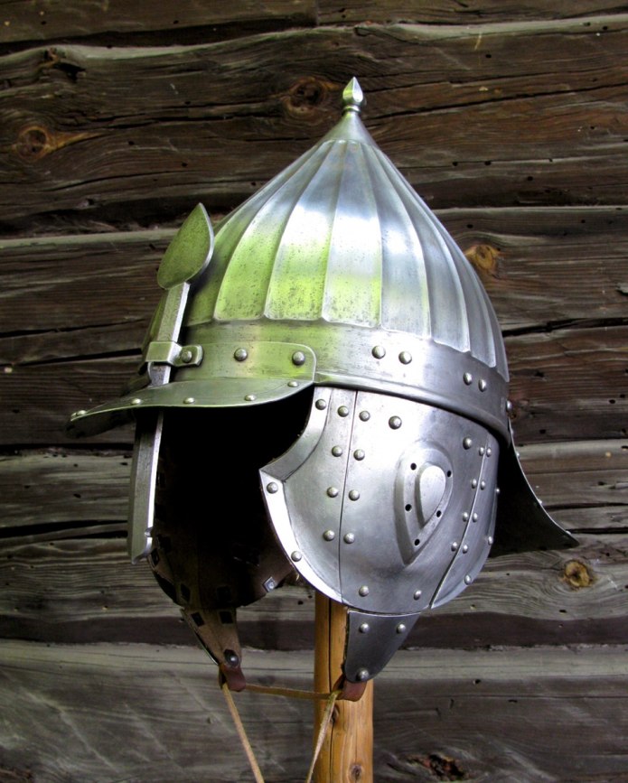 Шлем с бармицей 10 век