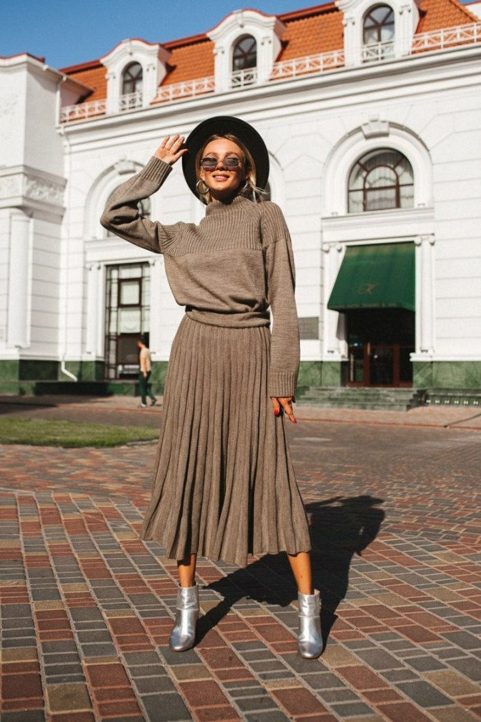 Коричневая водолазка с юбкой