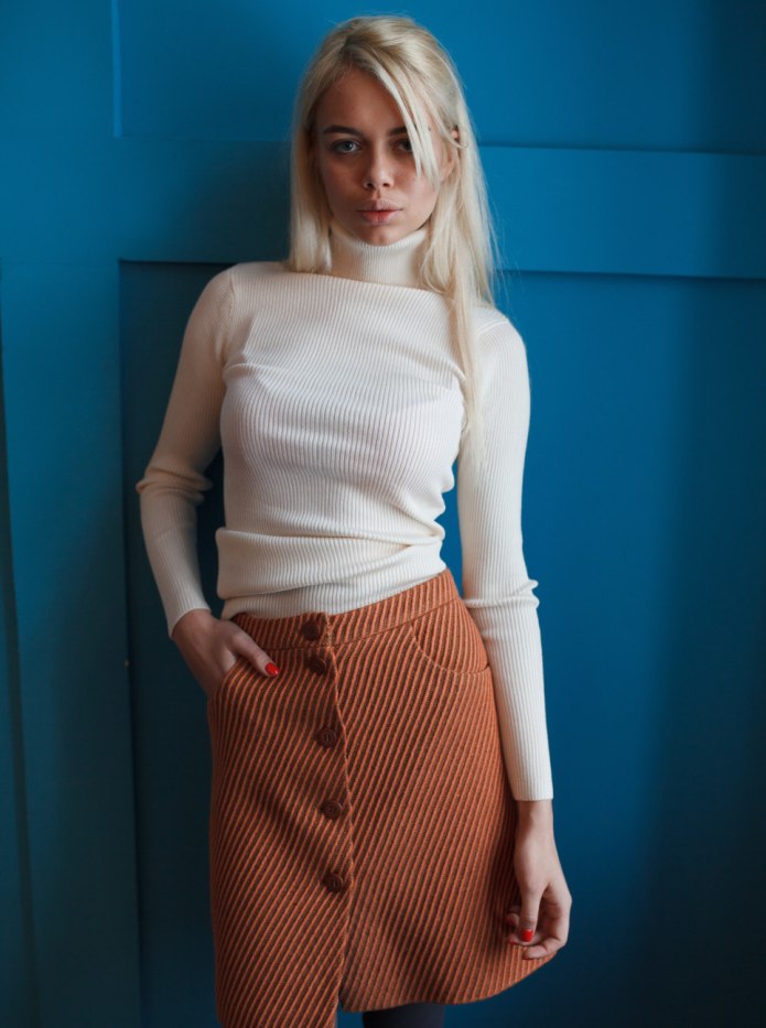 Черная водолазка с юбкой