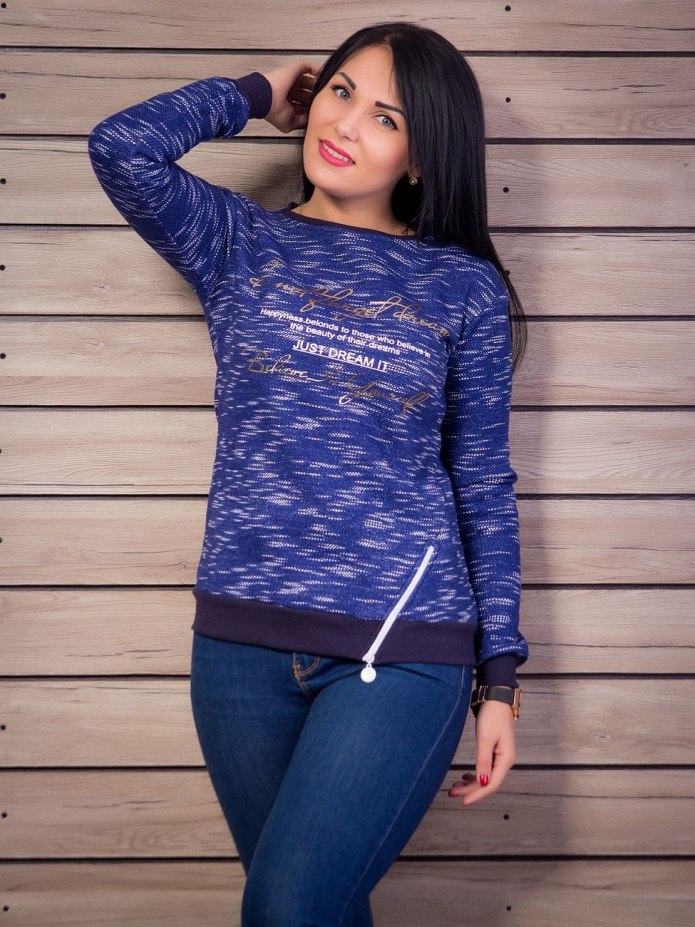 Девушка в блузке