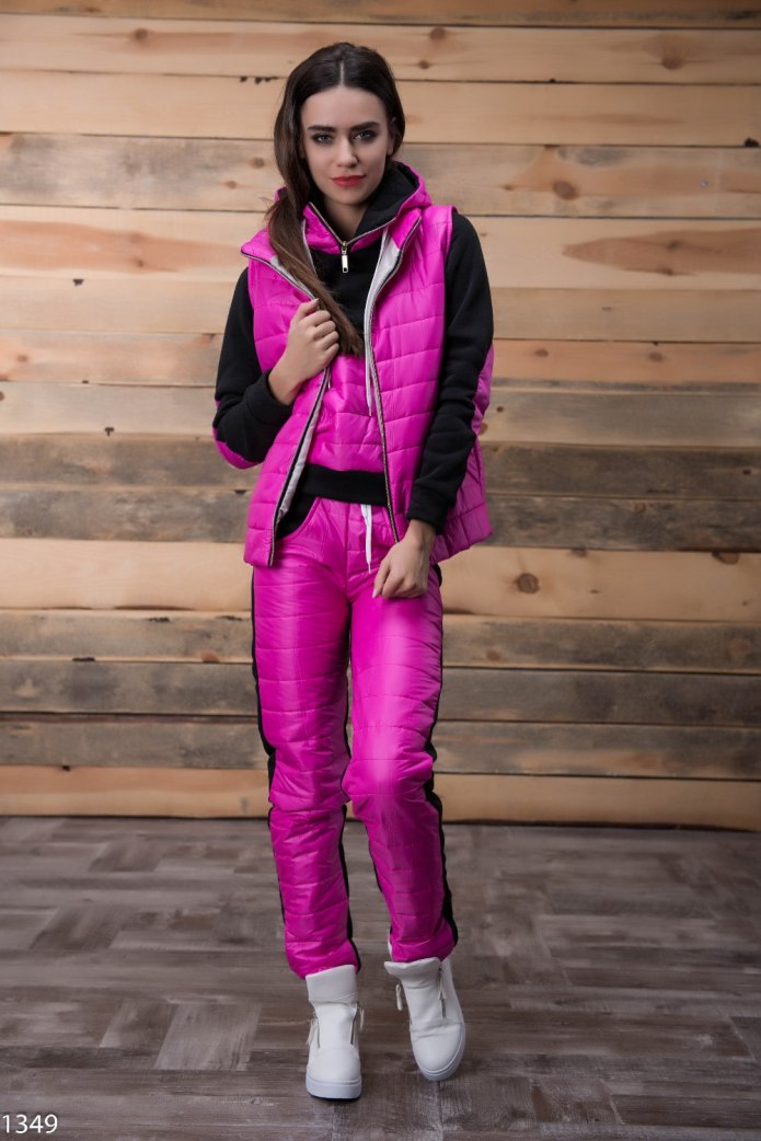 Синтепоновый жилет со спортивным костюмом