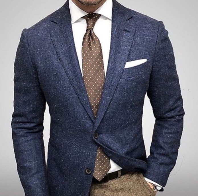 Синие брюки белая рубашка