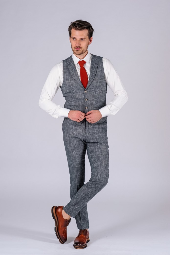 Пиджак с черной рубашкой