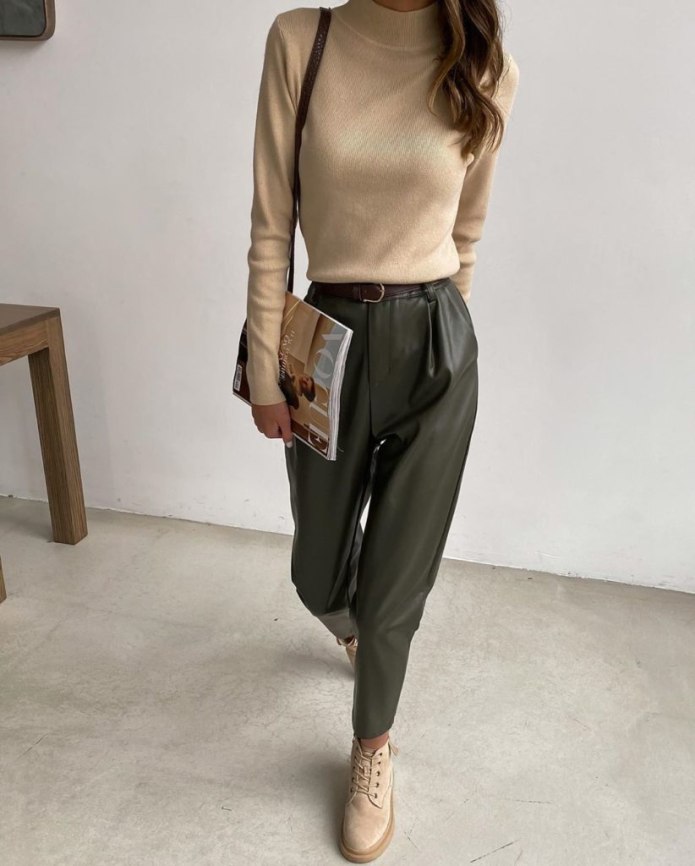 Бежевые брюки бананы