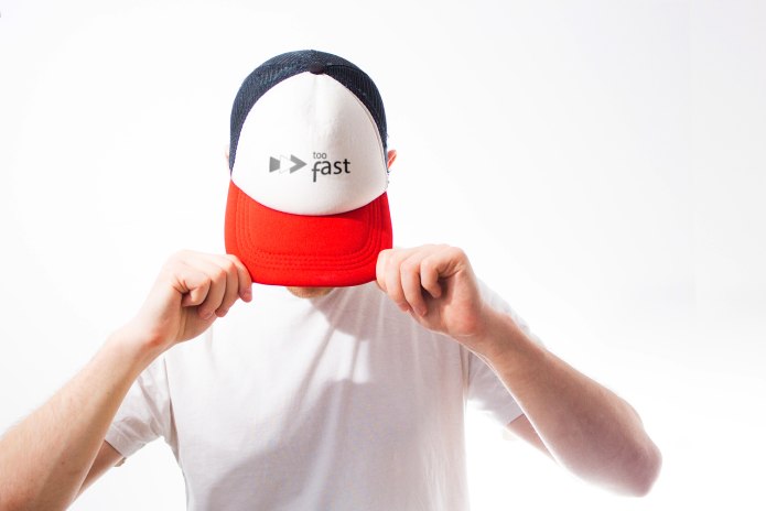 Девушка в кепке