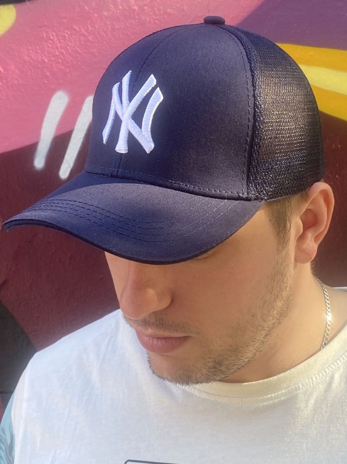 Шляпа в руке