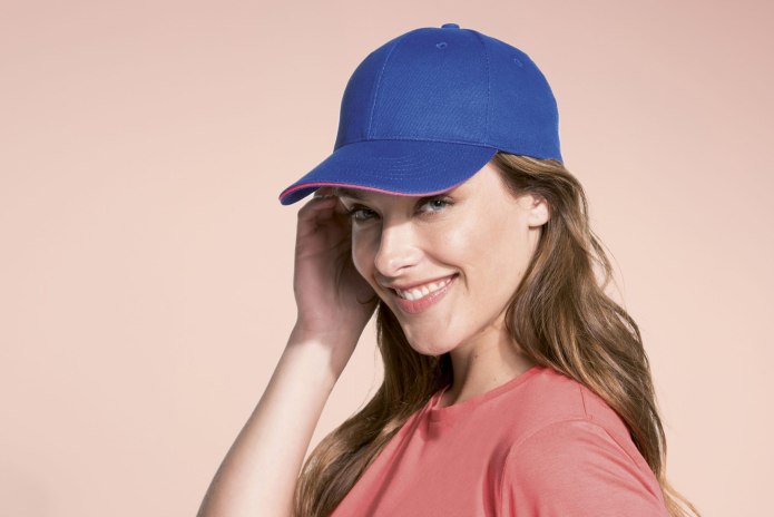 Мужчина придерживает шляпу на голове