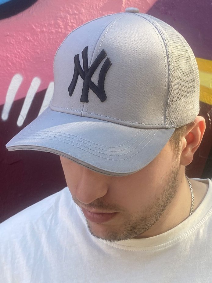 Трамп с кепкой в руке