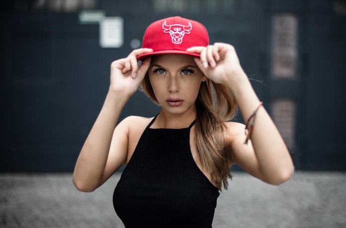 Самые красивые девушки в кепках