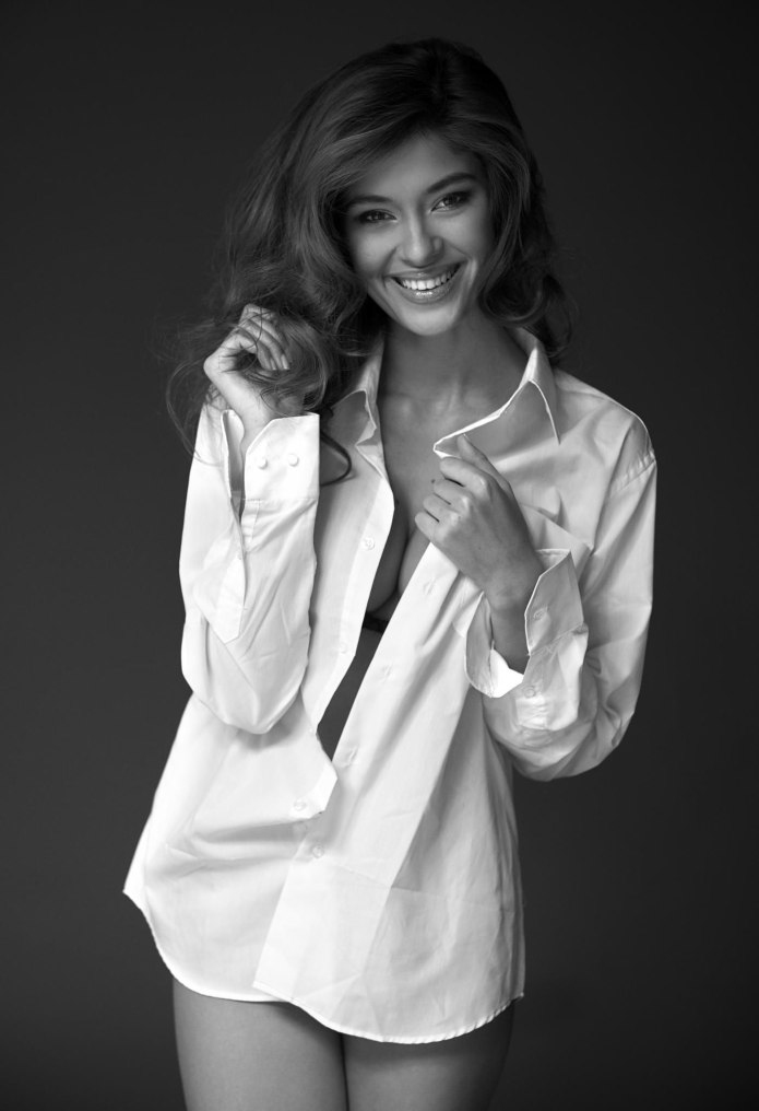 Девушка в белой рубашке