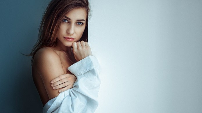 Фотосессия в белой рубашке в студии