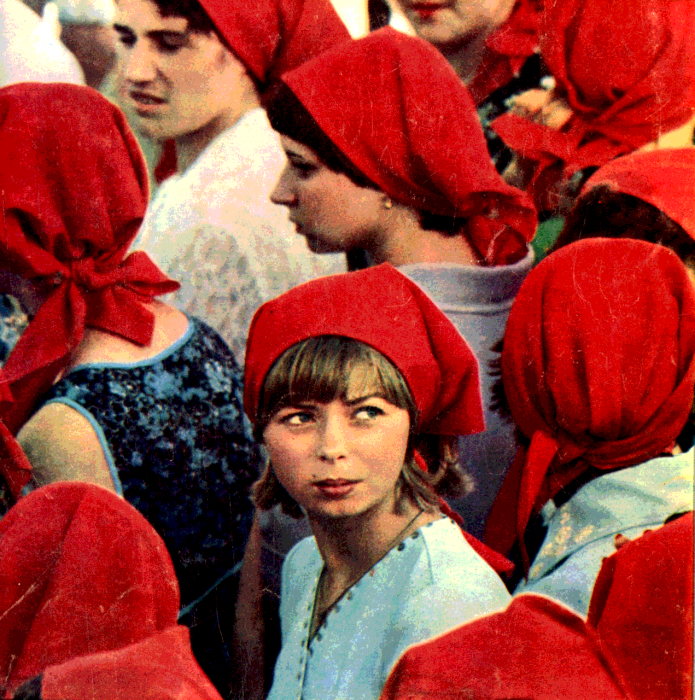 Советская девушка в Красном платке