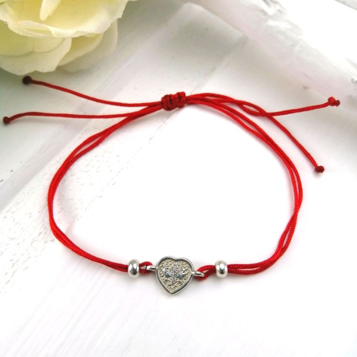 Красный браслет из ниток