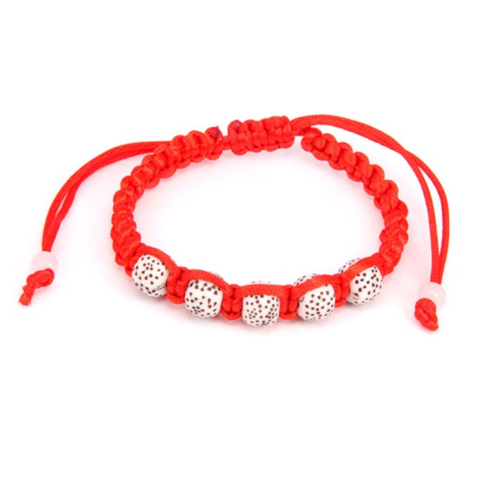 Красный браслет на запястье