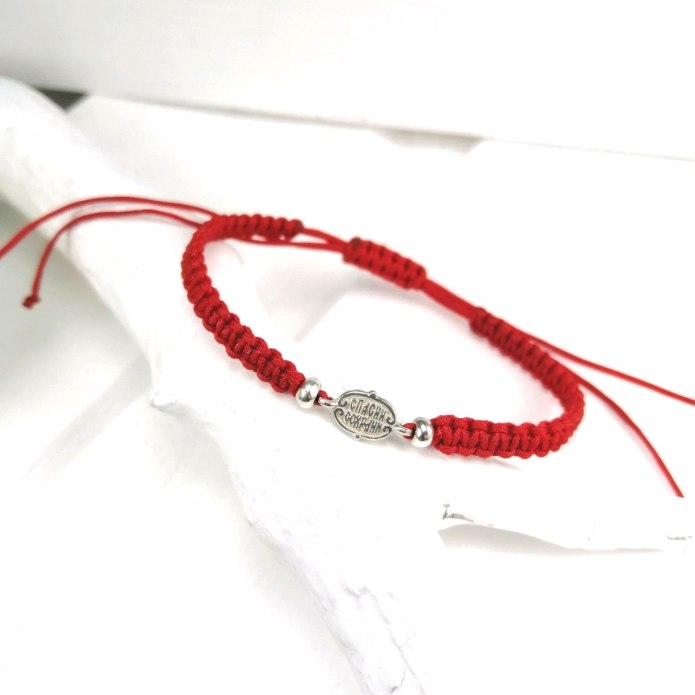 Красный браслет на запястье