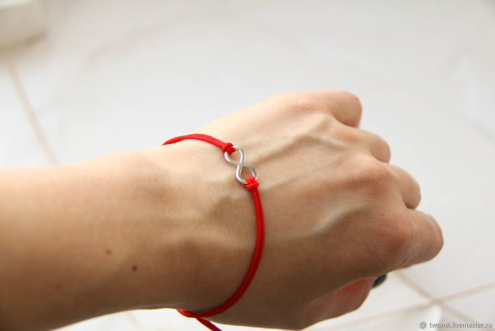 Красная нить с подвеской