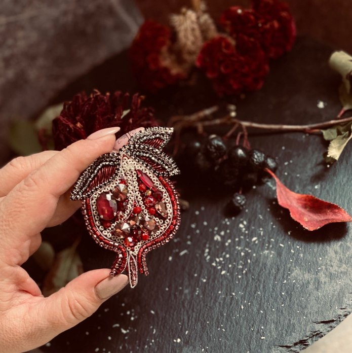 Брошь гранат бисер