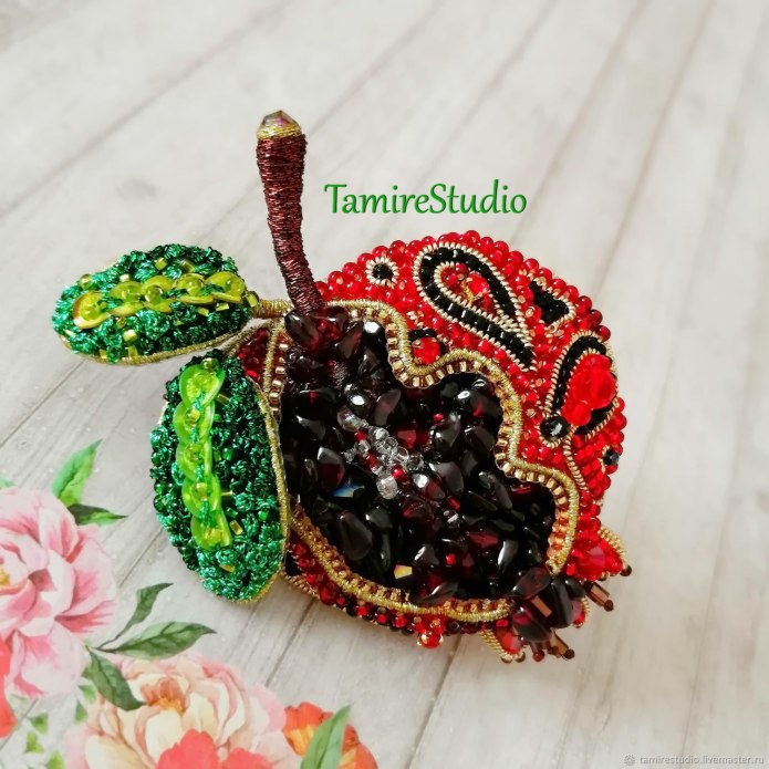 Брошь вышитая бисером гранат