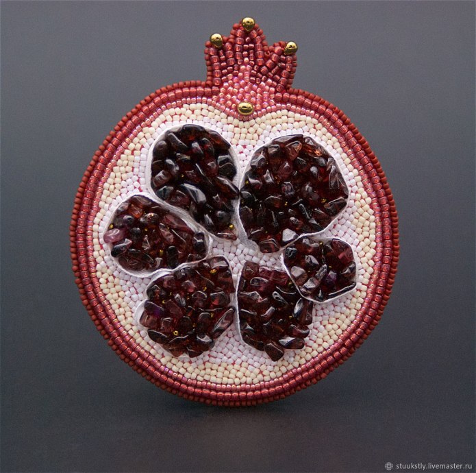 Гранат брошка бисер