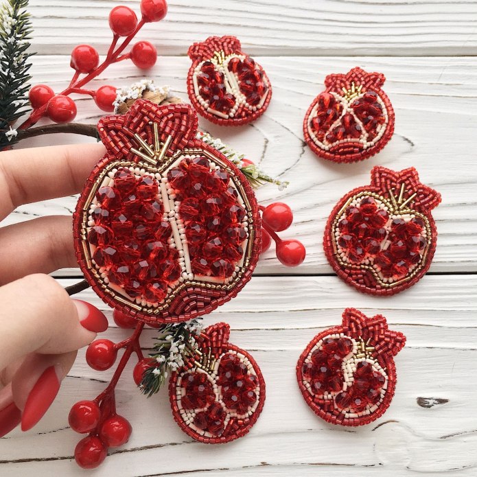 Брошки граната из бисера