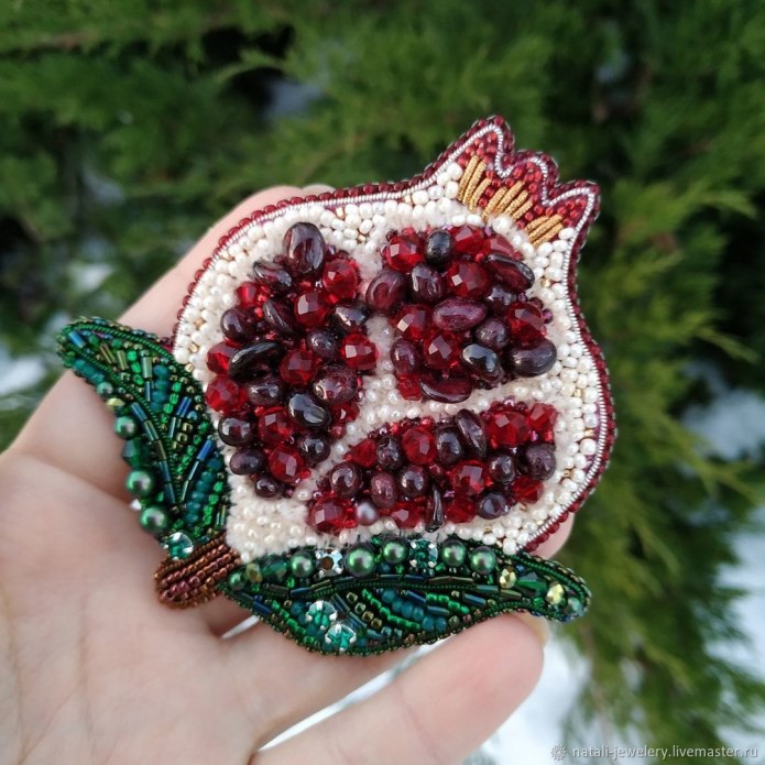 Брошка гранат