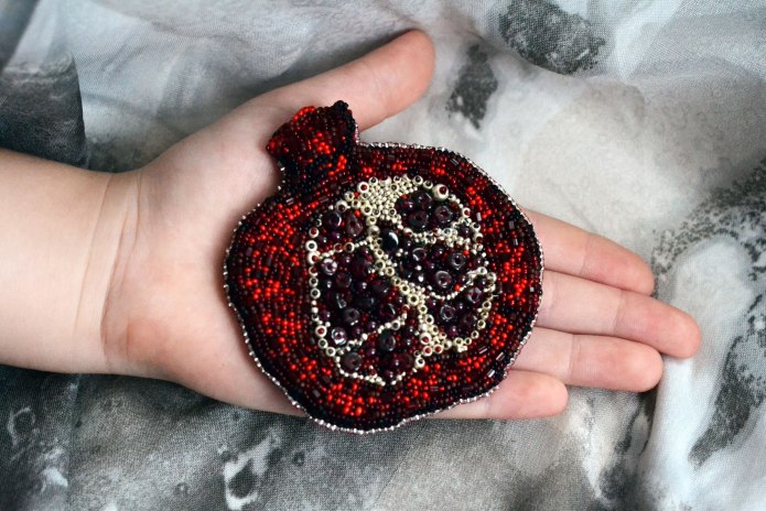 Брошь из бисера гранат Yakusheva