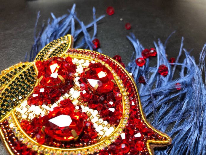 Вышитая брошь гранат