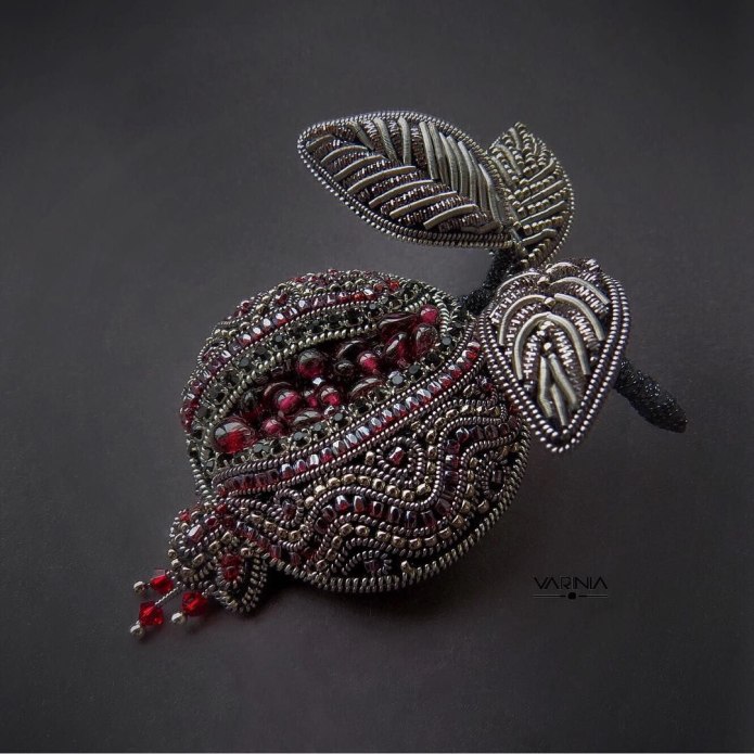 Брошь из бисера