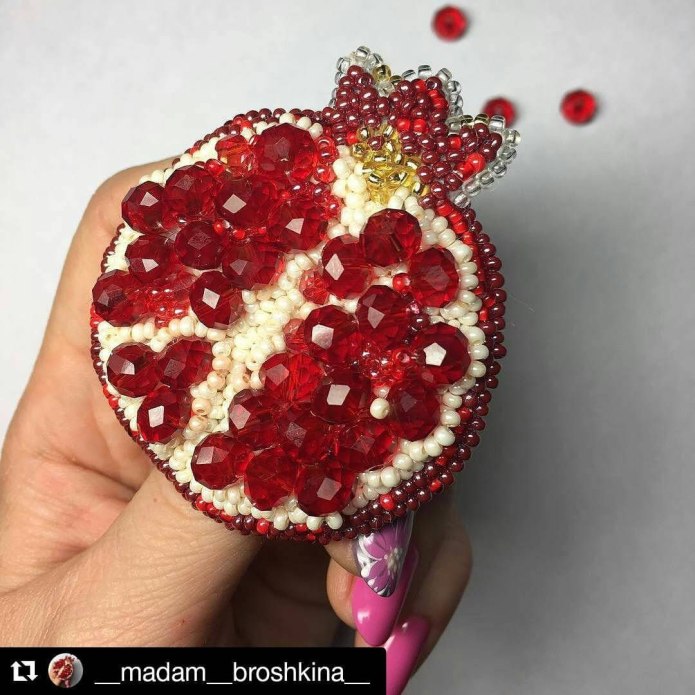 Гранат вышивка бисером брошь
