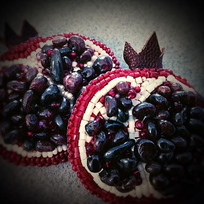 Брошь гранат бисер