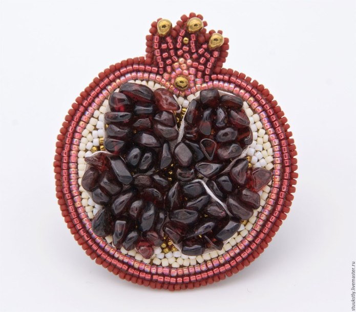 Чаривна Мить гранат брошь