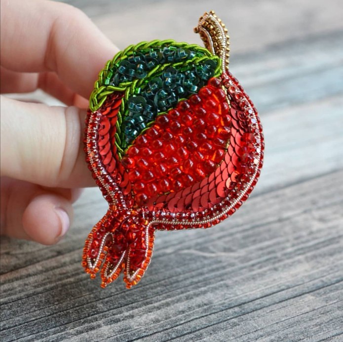 Вышивка бисером и стразами на фетре