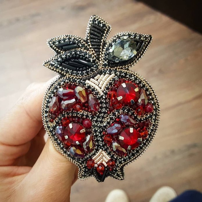 Брошь гранат бисер