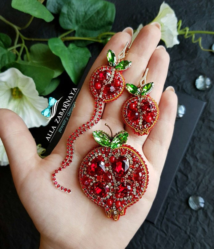 Брошь гранат из бисера и бусин