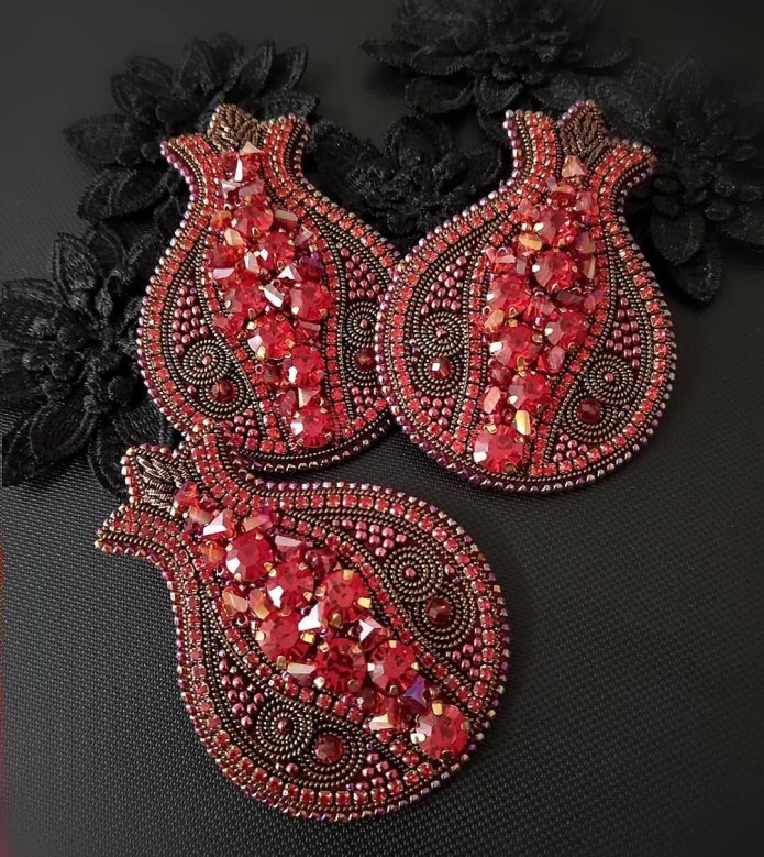 Брошь гранат бисер