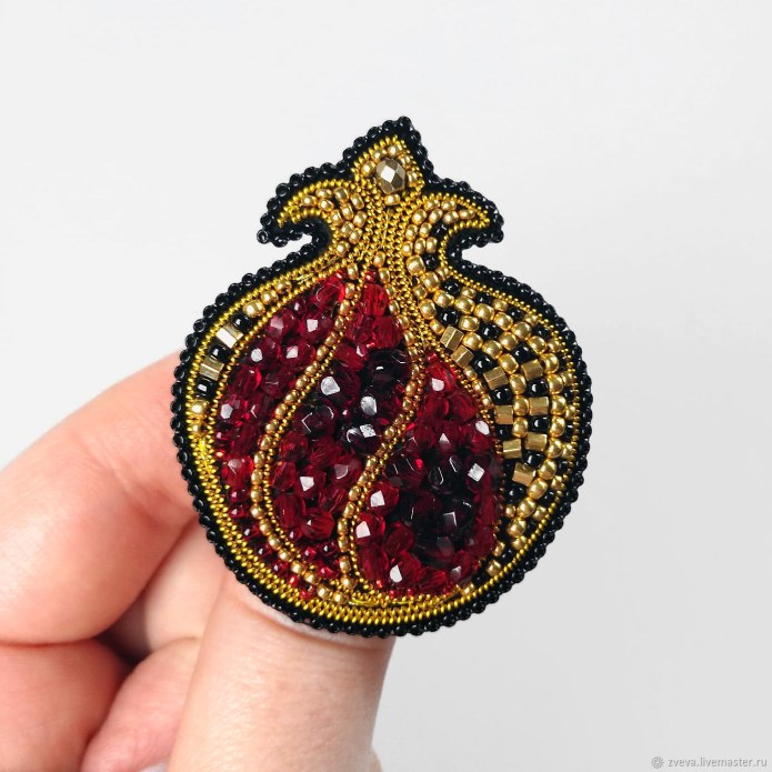 Брошь гранат бисер