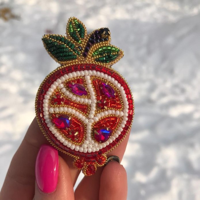 Брошь гранат бисер