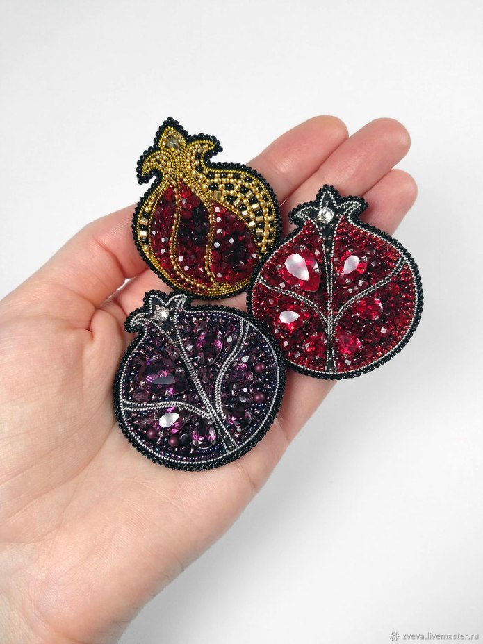 Брошь гранат бисер