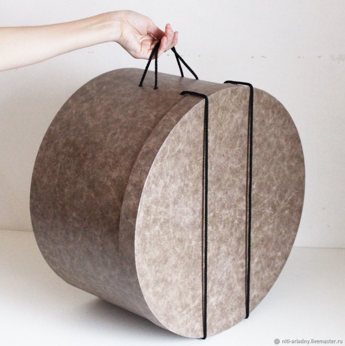 Картонка коробка для шляпы