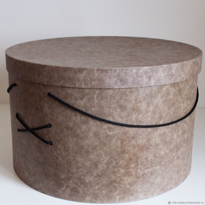 Круглая коробка для шляпы
