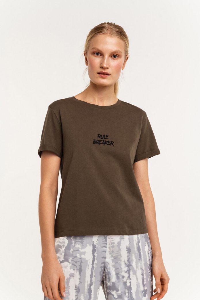 Футболка м непростроченной горловиной