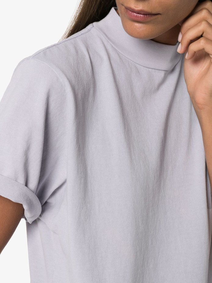 Футболка с высоким горлом