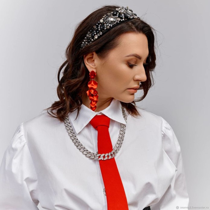 Женщина в галстуке