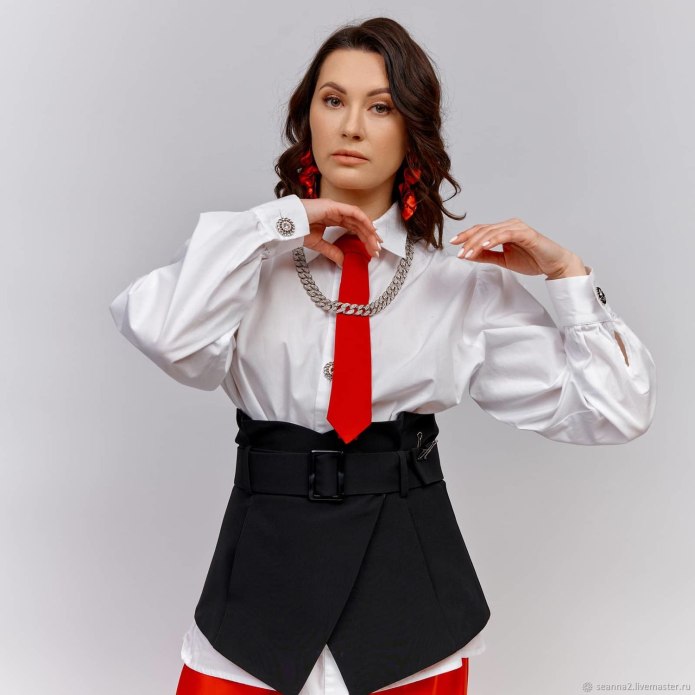 Женщина в галстуке