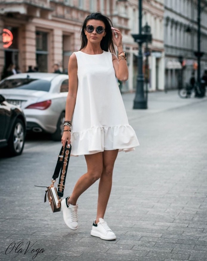 Летнее платье а силуэта с вырезом