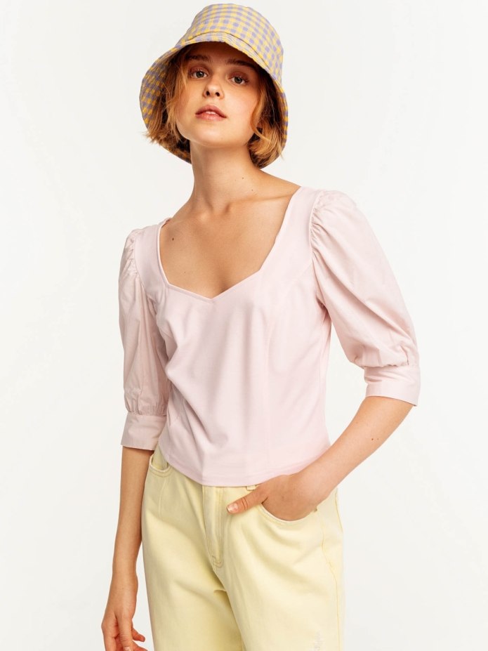 Короткие топы с чашечками