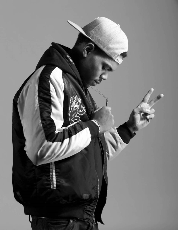 Кепка с прямым козырьком на мужчине