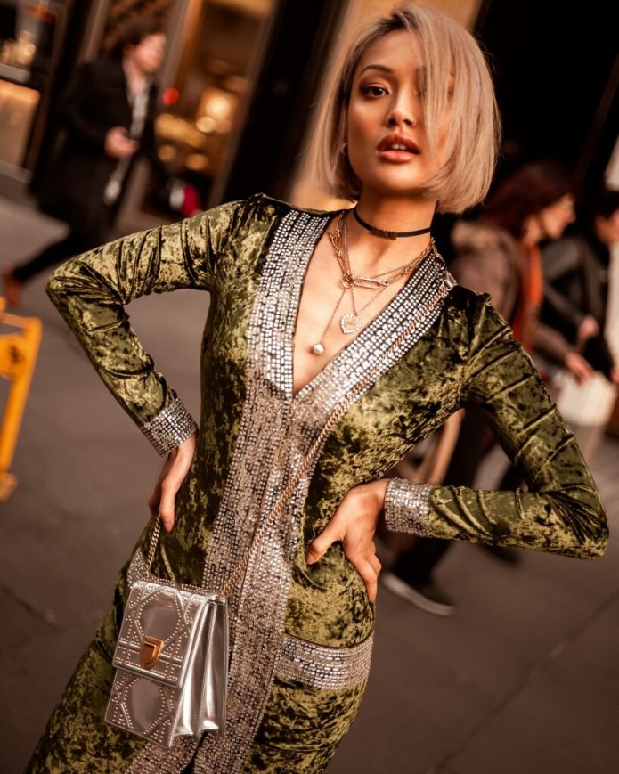 Платье из розового бархата